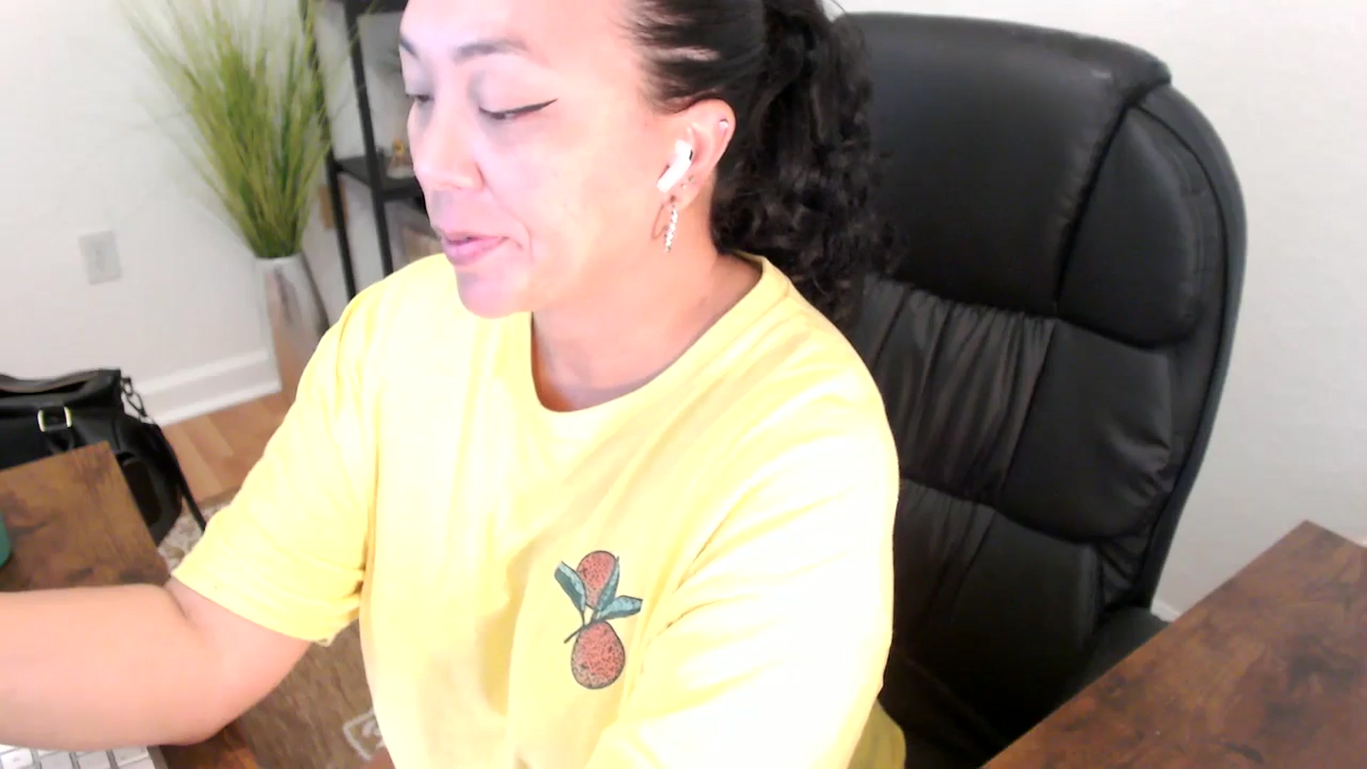 Gallery image thumbnail from MickaylaStar's myfreecams stream on, 05/01/2025, 19:10 image 8 of 20