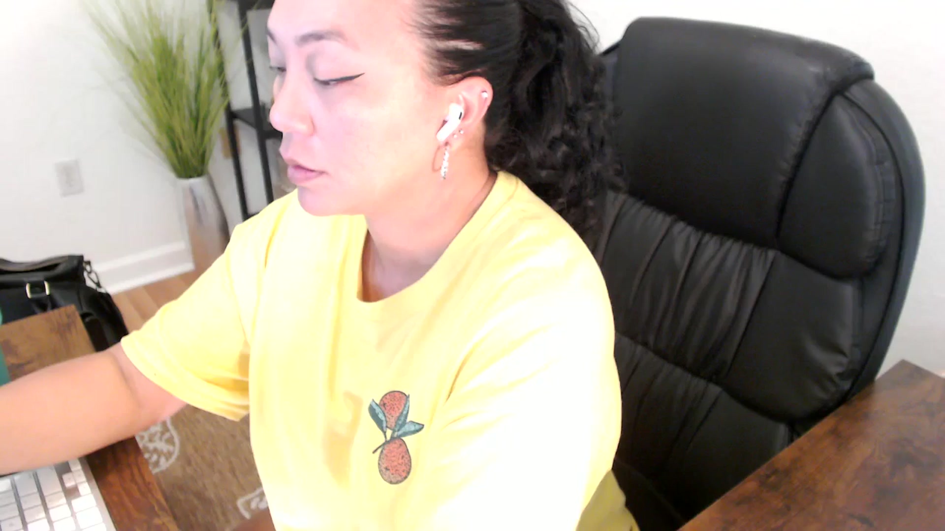 Gallery image thumbnail from MickaylaStar's myfreecams stream on, 05/01/2025, 19:10 image 17 of 20