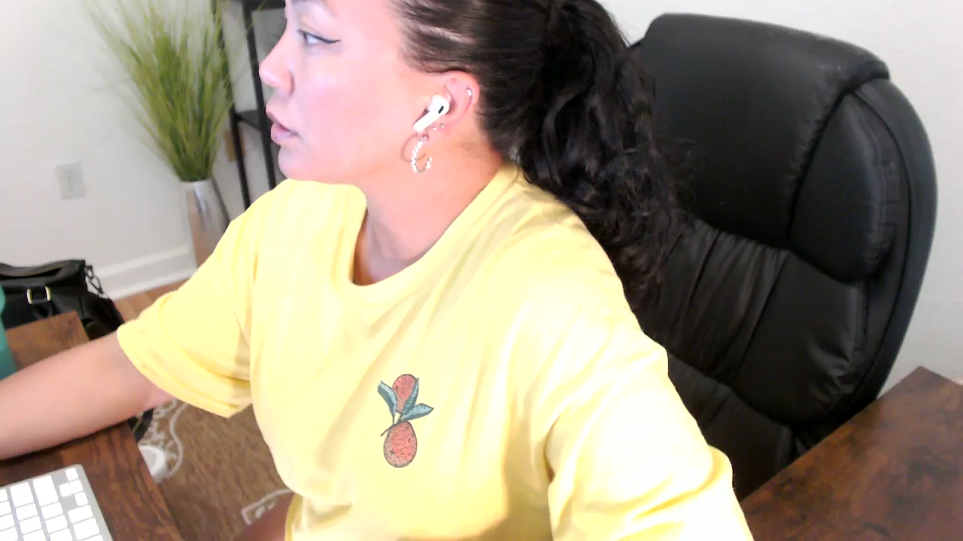 Gallery image thumbnail from MickaylaStar's myfreecams stream on, 05/01/2025, 19:50 image 15 of 20