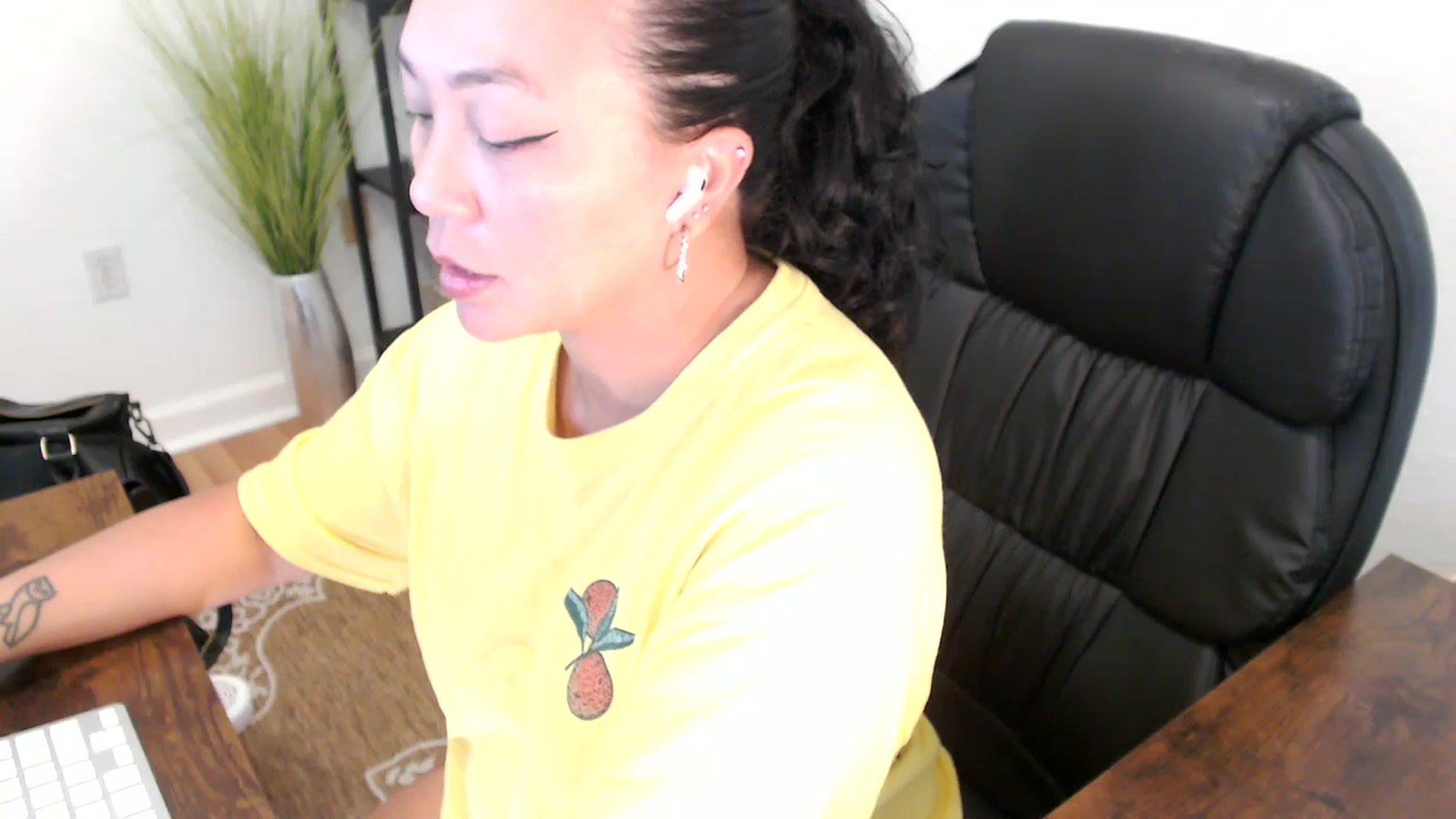 Gallery image thumbnail from MickaylaStar's myfreecams stream on, 05/01/2025, 19:50 image 8 of 20