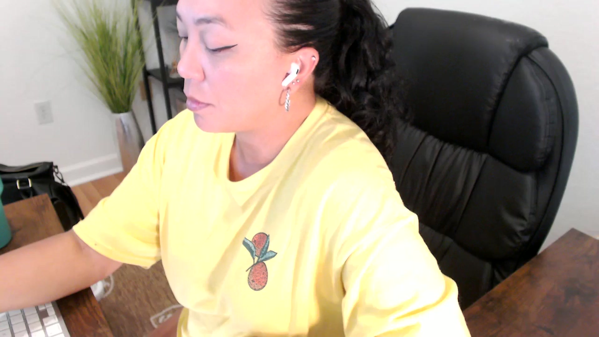 Gallery image thumbnail from MickaylaStar's myfreecams stream on, 05/01/2025, 19:50 image 14 of 20