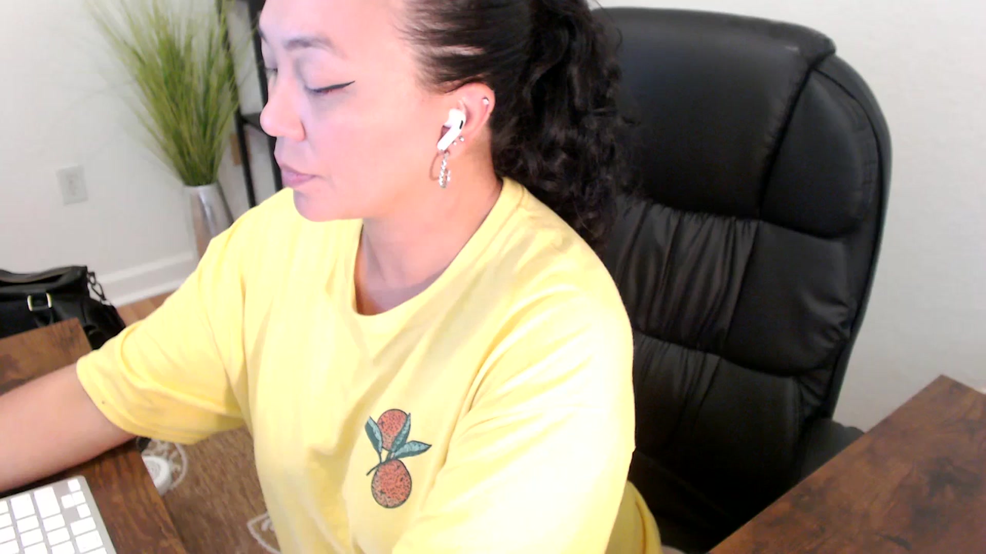 Gallery image thumbnail from MickaylaStar's myfreecams stream on, 05/01/2025, 19:50 image 4 of 20