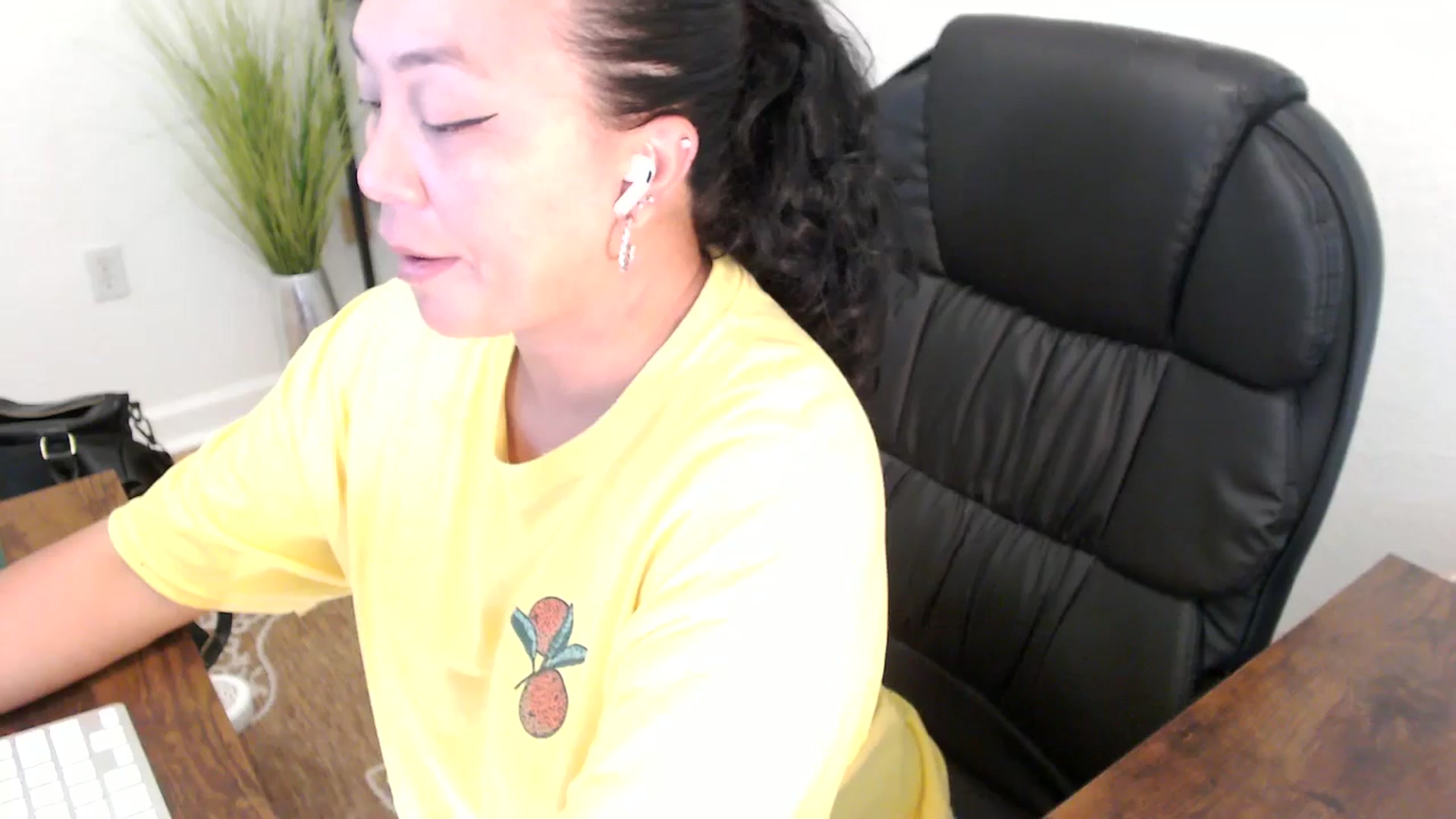 Gallery image thumbnail from MickaylaStar's myfreecams stream on, 05/01/2025, 19:50 image 2 of 20