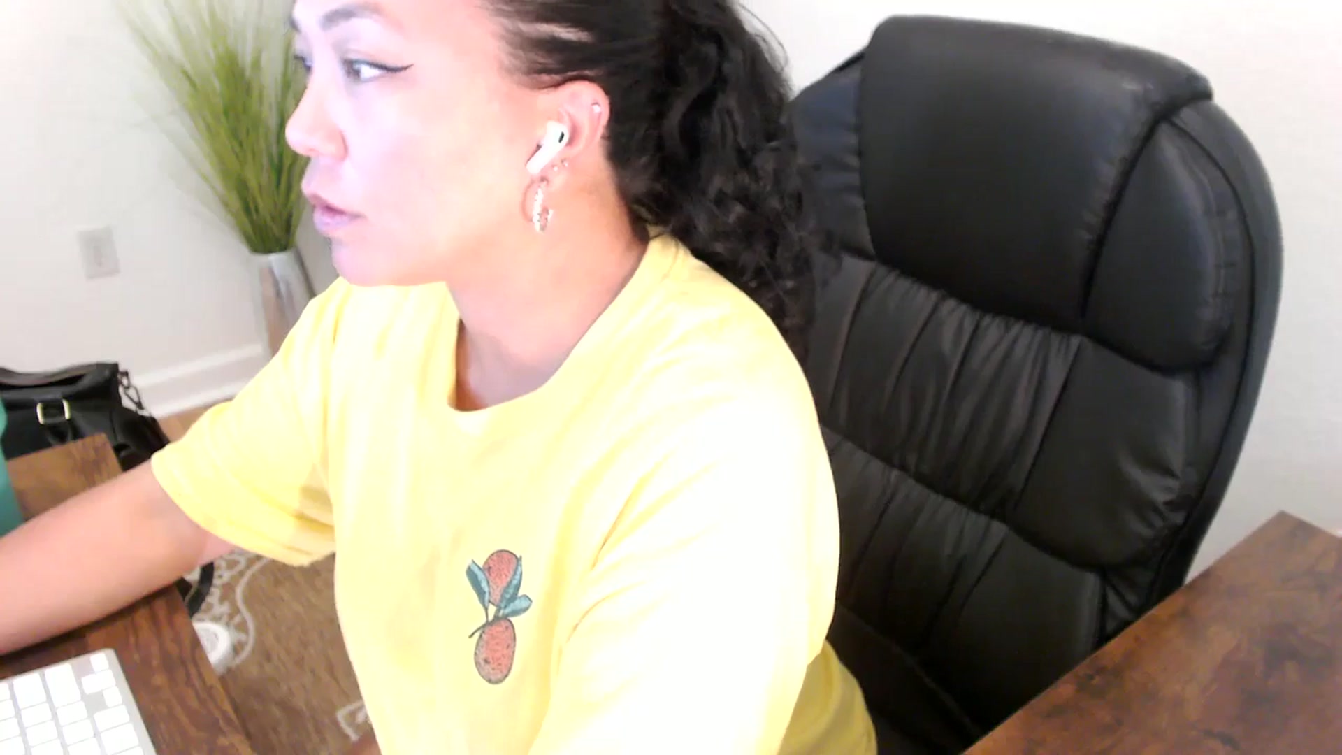 Gallery image thumbnail from MickaylaStar's myfreecams stream on, 05/01/2025, 19:50 image 12 of 20