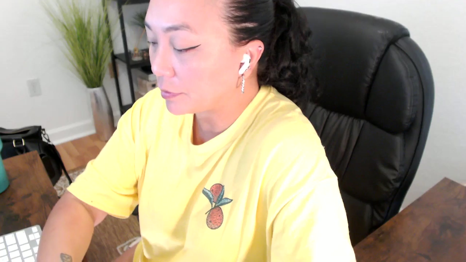 Gallery image thumbnail from MickaylaStar's myfreecams stream on, 05/01/2025, 19:50 image 17 of 20