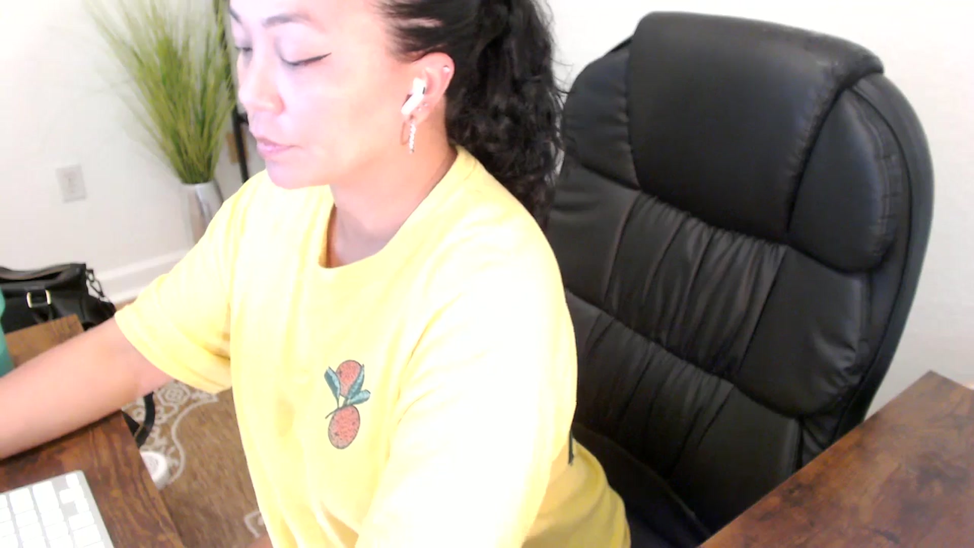 Gallery image thumbnail from MickaylaStar's myfreecams stream on, 05/01/2025, 19:50 image 13 of 20