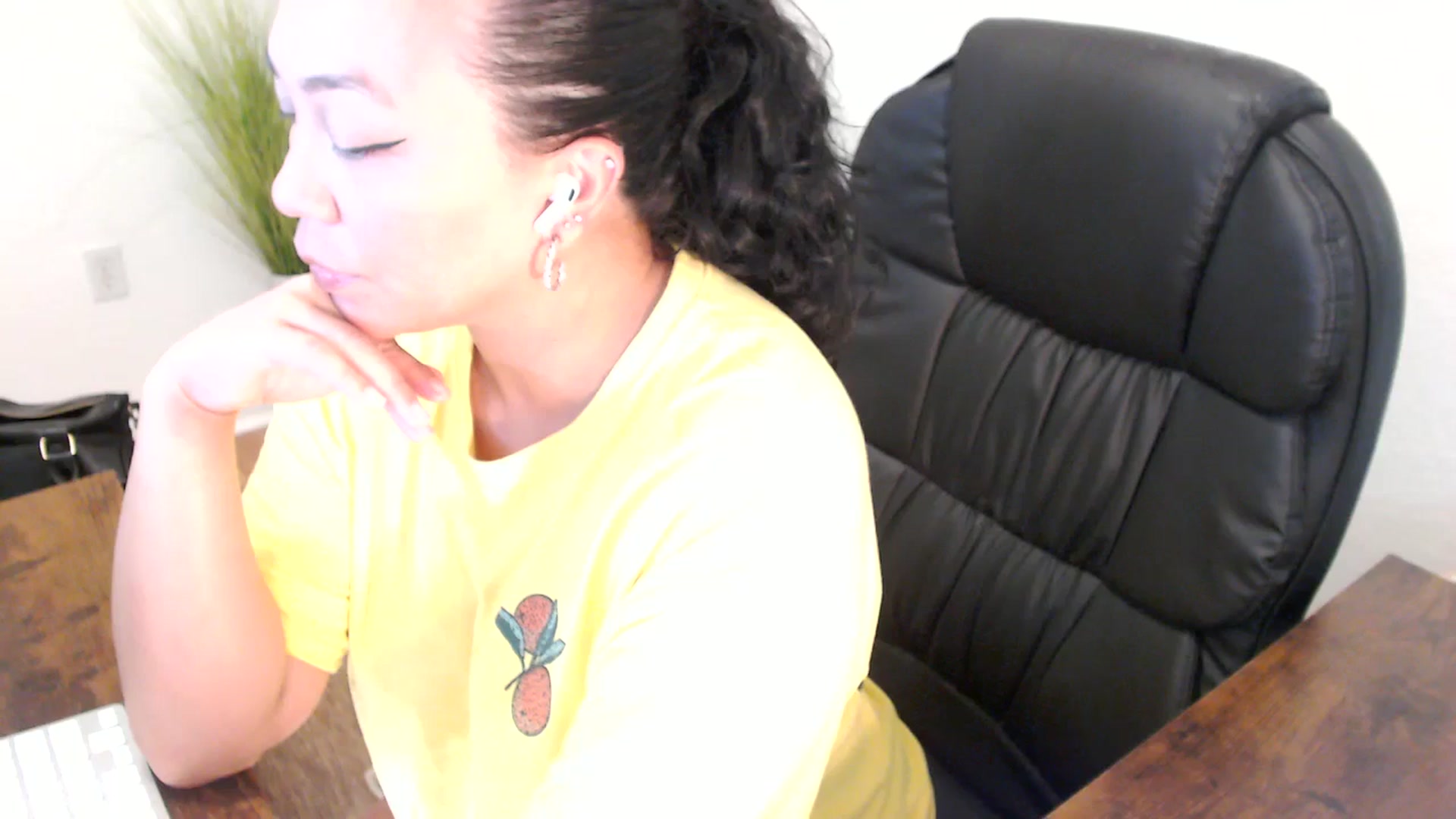 Gallery image thumbnail from MickaylaStar's myfreecams stream on, 05/01/2025, 19:50 image 11 of 20