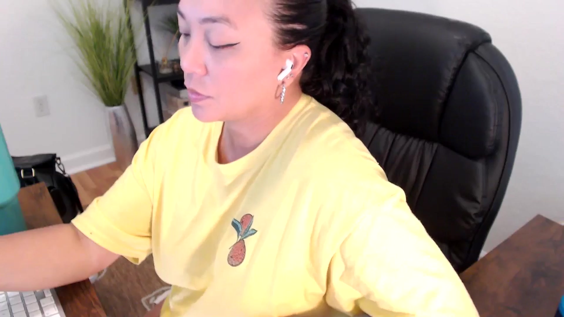 Gallery image thumbnail from MickaylaStar's myfreecams stream on, 05/01/2025, 19:50 image 20 of 20