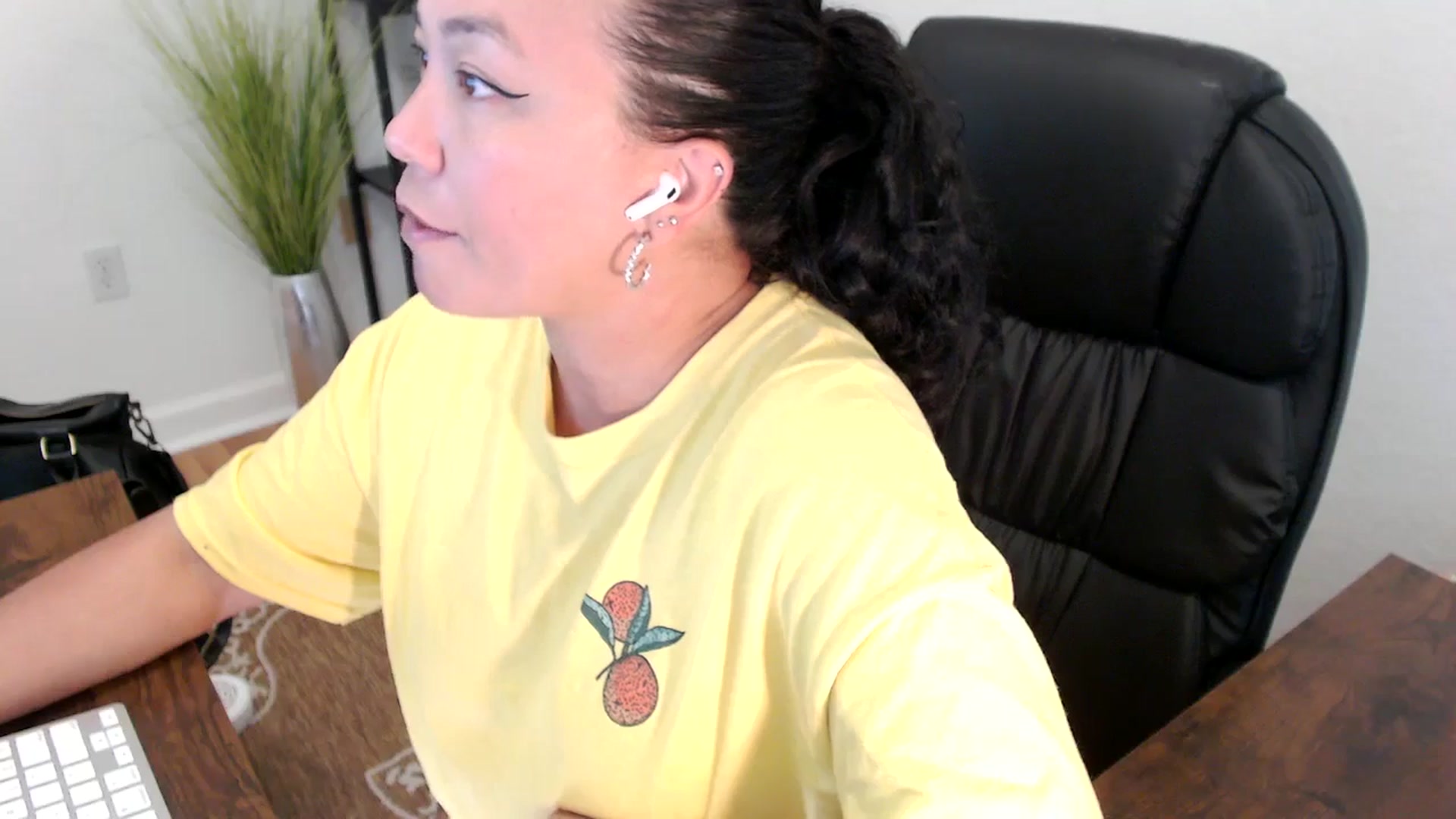Gallery image thumbnail from MickaylaStar's myfreecams stream on, 05/01/2025, 19:50 image 7 of 20