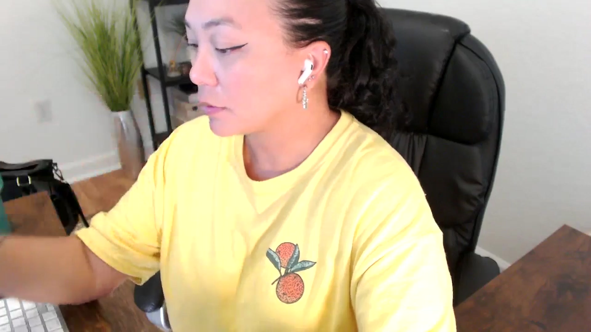 Gallery image thumbnail from MickaylaStar's myfreecams stream on, 05/01/2025, 19:50 image 16 of 20