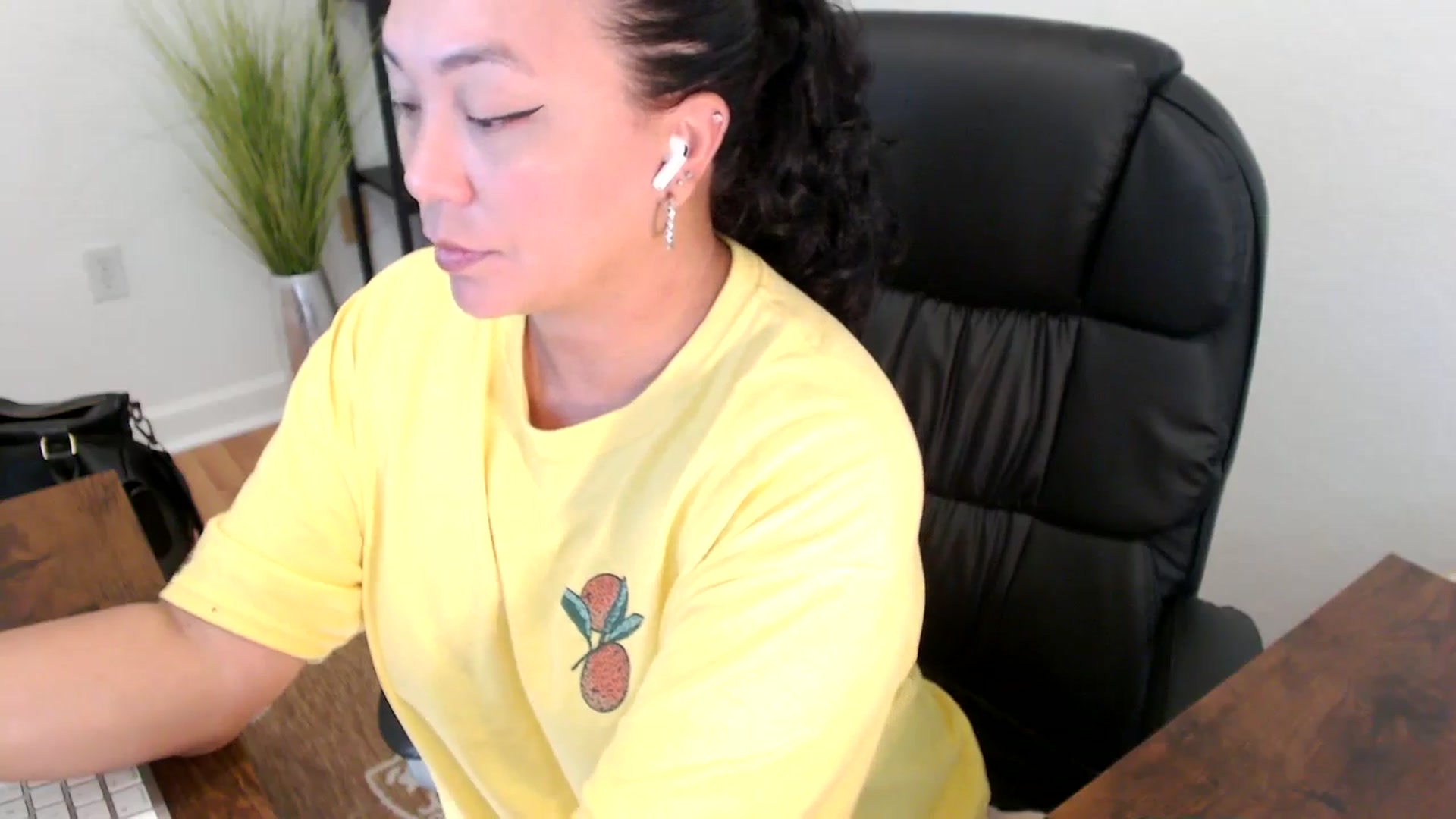 Gallery image thumbnail from MickaylaStar's myfreecams stream on, 05/01/2025, 19:50 image 9 of 20