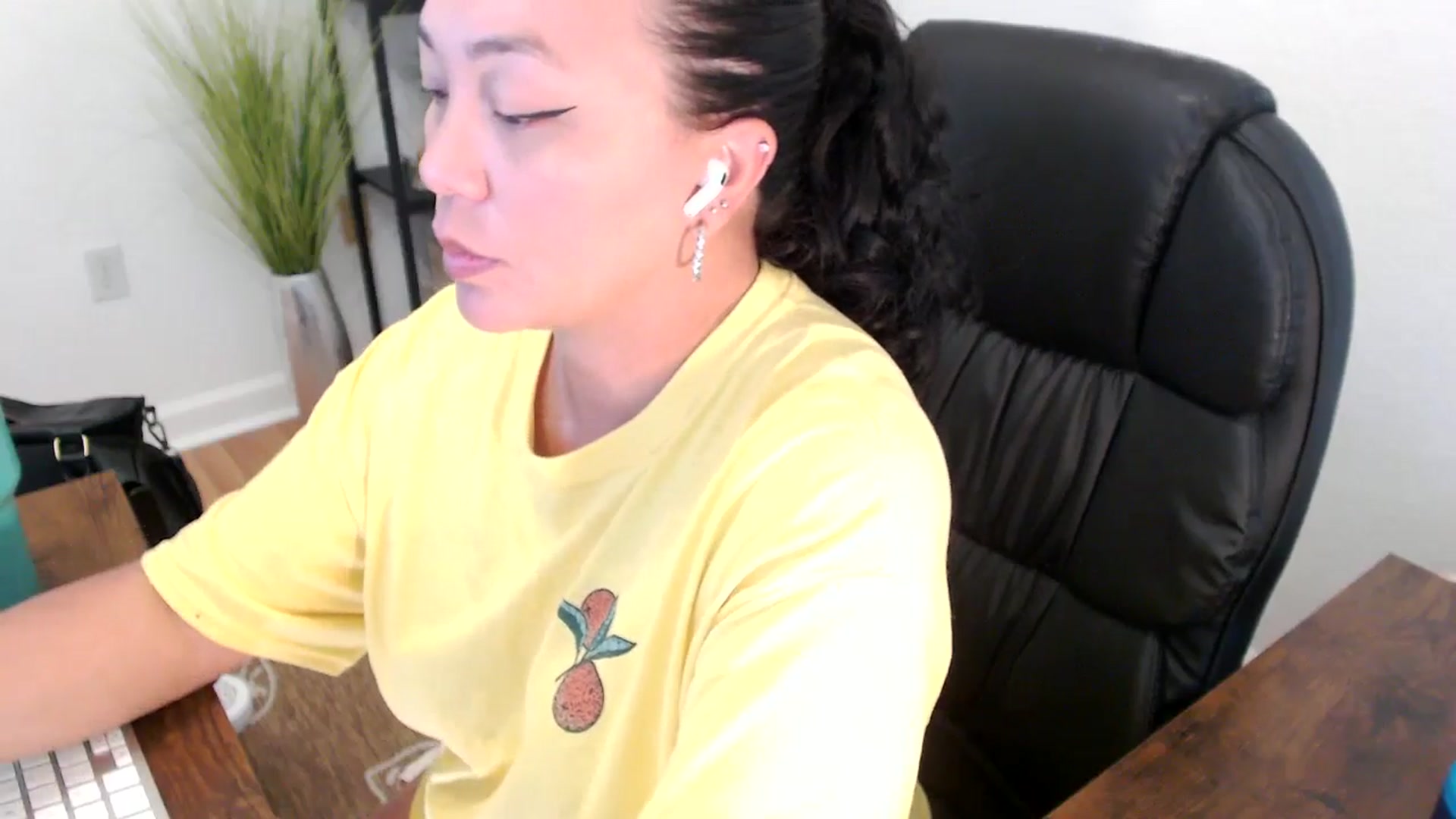 Gallery image thumbnail from MickaylaStar's myfreecams stream on, 05/01/2025, 19:50 image 19 of 20