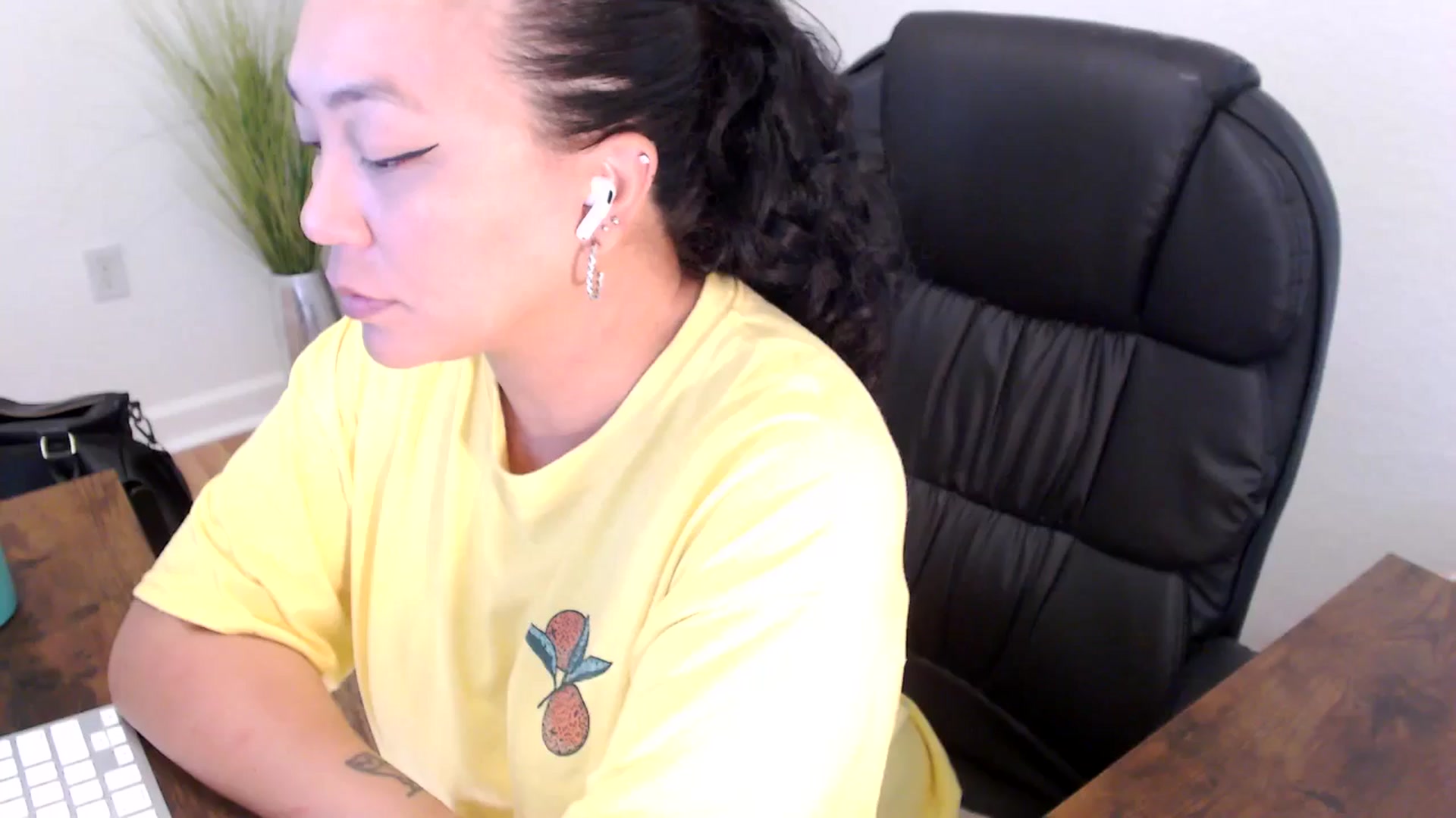 Gallery image thumbnail from MickaylaStar's myfreecams stream on, 05/01/2025, 19:50 image 1 of 20