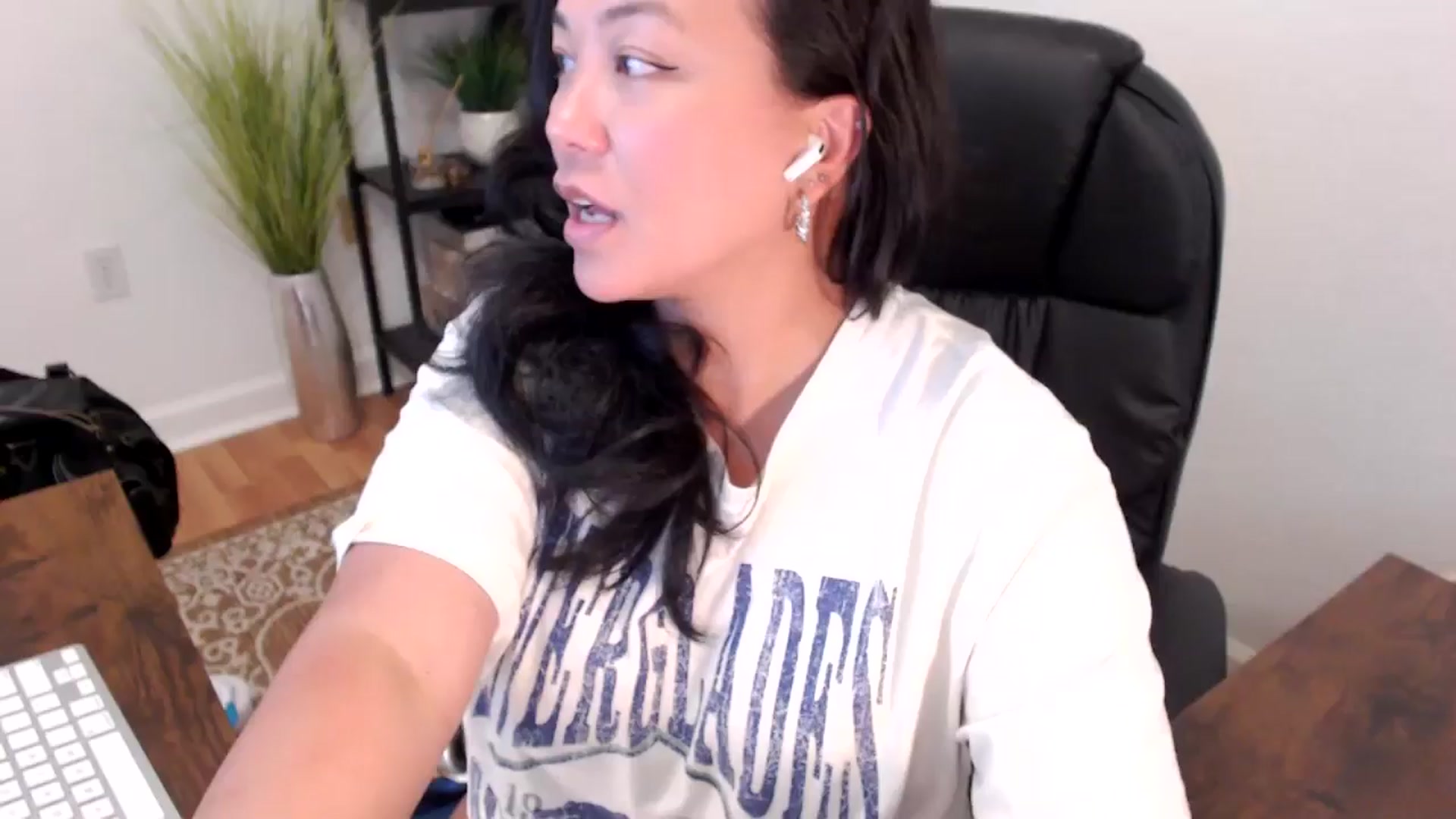 Gallery image thumbnail from MickaylaStar's myfreecams stream on, 05/02/2025, 17:37 image 18 of 20
