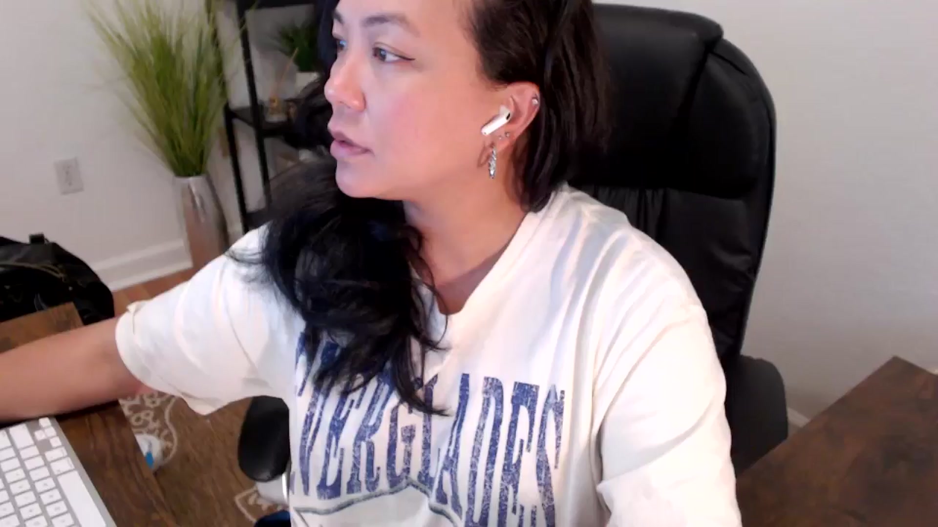 Gallery image thumbnail from MickaylaStar's myfreecams stream on, 05/02/2025, 17:37 image 16 of 20