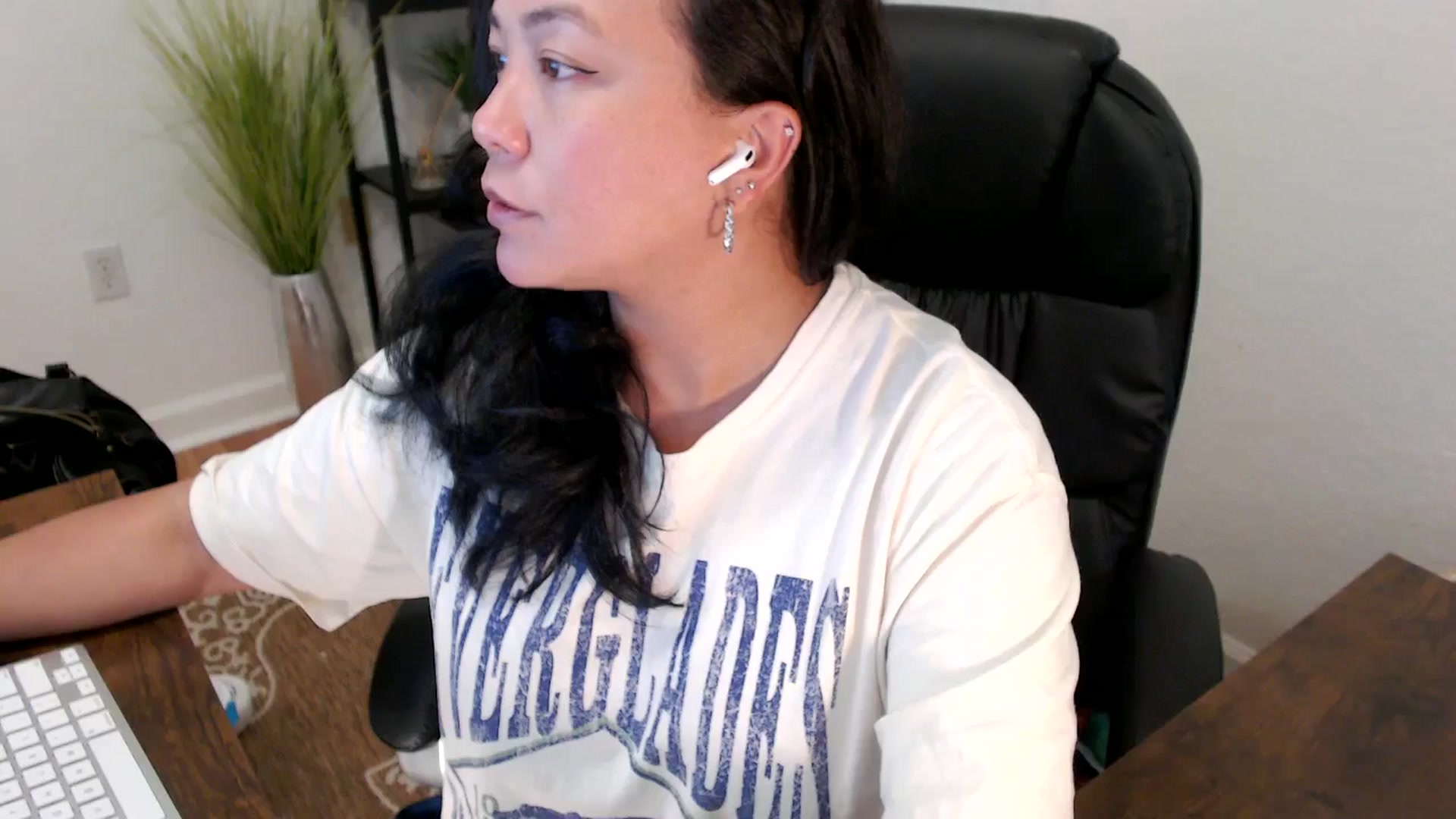 Gallery image thumbnail from MickaylaStar's myfreecams stream on, 05/02/2025, 17:37 image 15 of 20