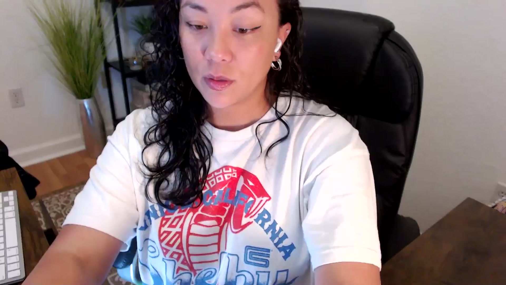 Gallery image thumbnail from MickaylaStar's myfreecams stream on, 05/05/2025, 16:52 image 1 of 20