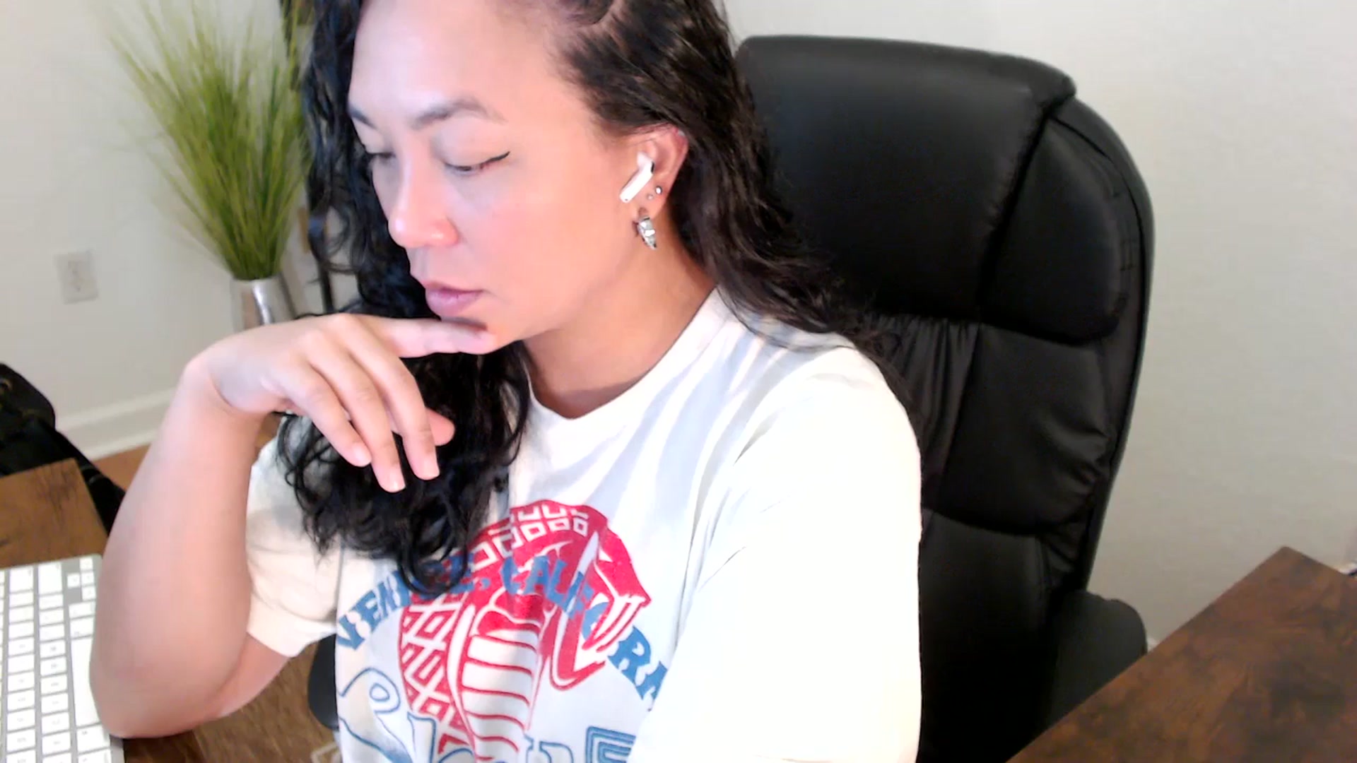 Gallery image thumbnail from MickaylaStar's myfreecams stream on, 05/05/2025, 16:52 image 14 of 20