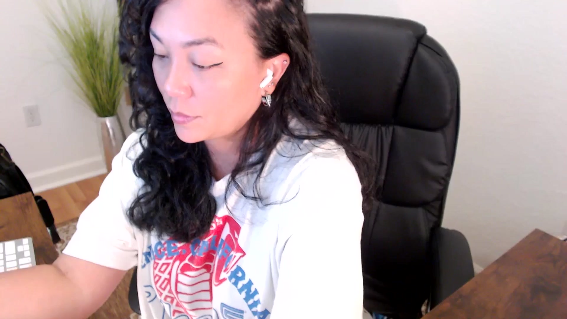 Gallery image thumbnail from MickaylaStar's myfreecams stream on, 05/05/2025, 17:09 image 14 of 20