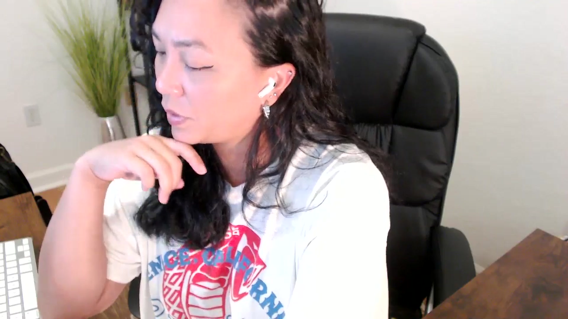 Gallery image thumbnail from MickaylaStar's myfreecams stream on, 05/05/2025, 17:09 image 13 of 20