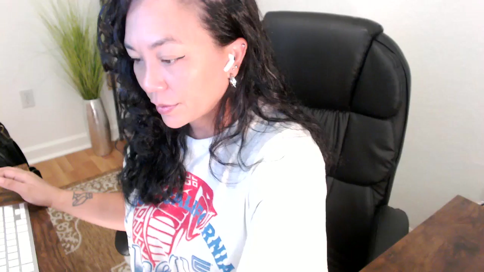 Gallery image thumbnail from MickaylaStar's myfreecams stream on, 05/05/2025, 17:09 image 4 of 20