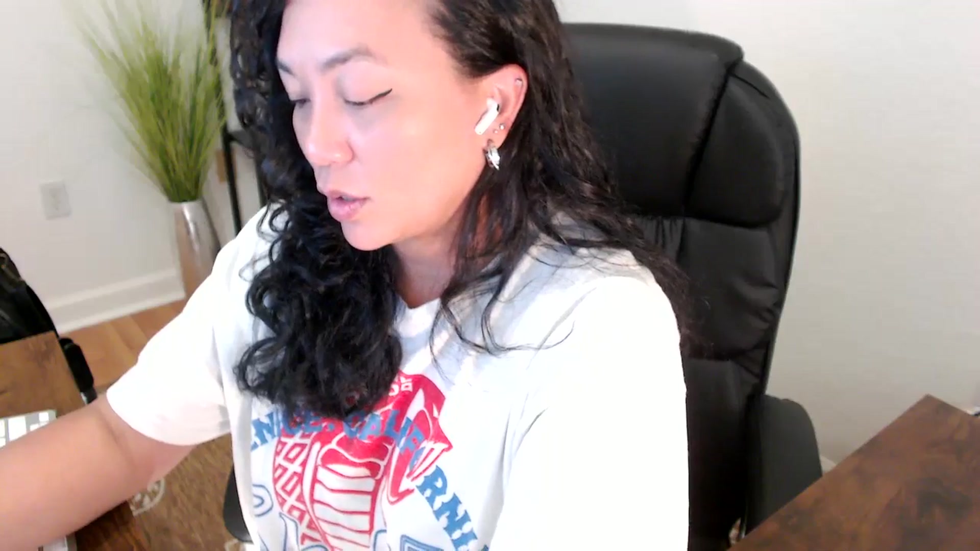 Gallery image thumbnail from MickaylaStar's myfreecams stream on, 05/05/2025, 17:09 image 15 of 20