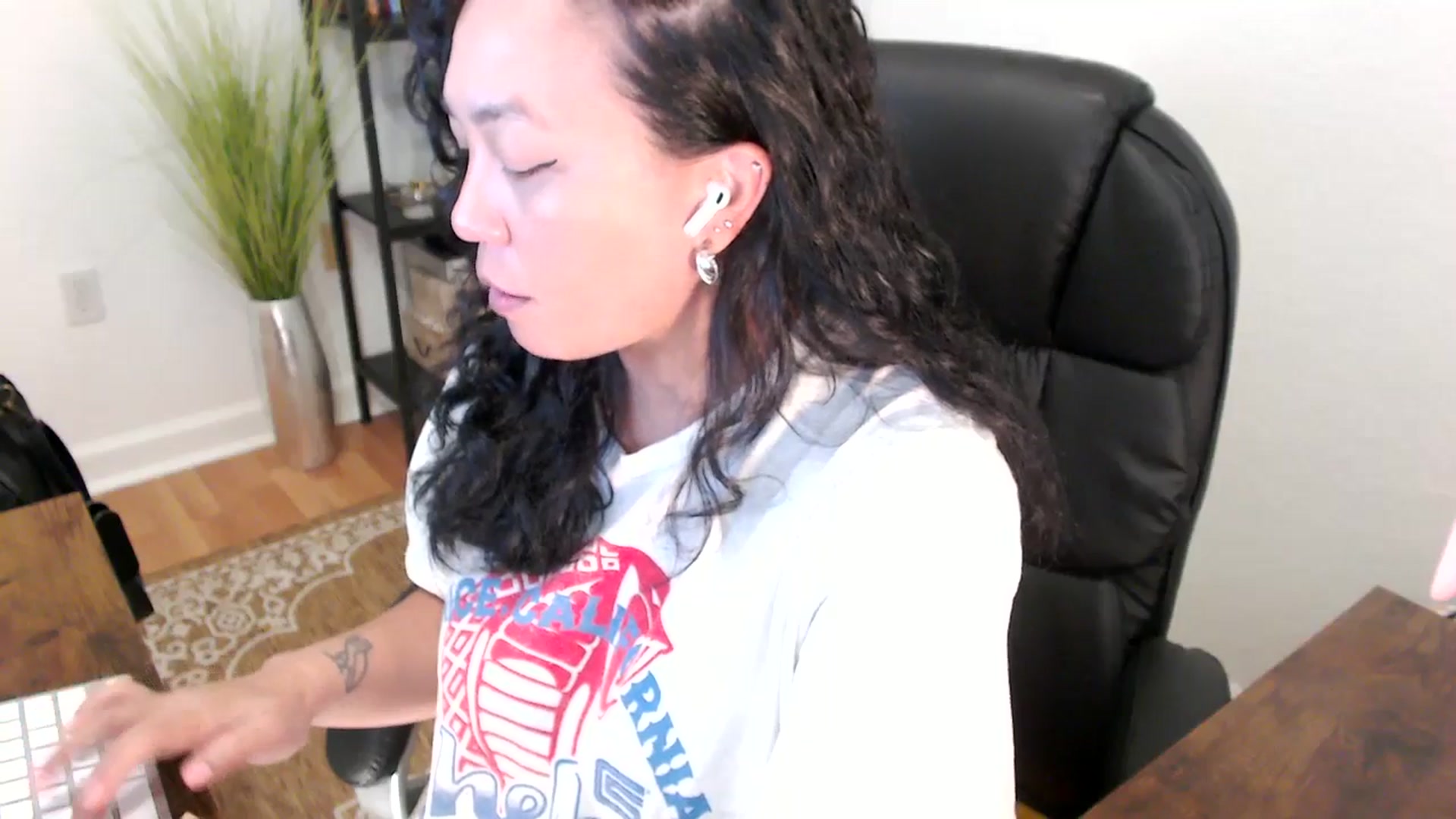 Gallery image thumbnail from MickaylaStar's myfreecams stream on, 05/05/2025, 17:38 image 19 of 20