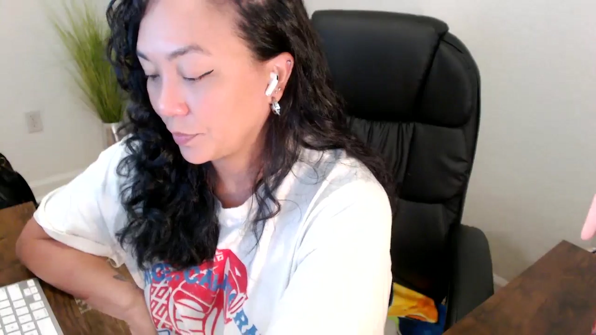 Gallery image thumbnail from MickaylaStar's myfreecams stream on, 05/05/2025, 17:38 image 14 of 20