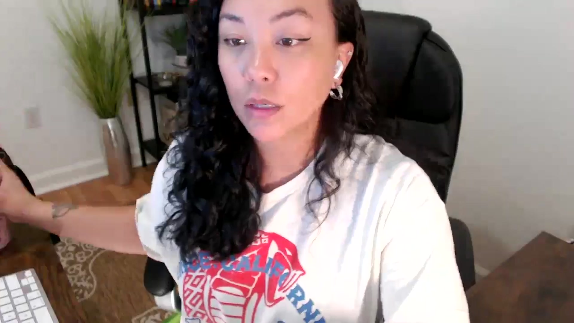 Gallery image thumbnail from MickaylaStar's myfreecams stream on, 05/05/2025, 17:38 image 16 of 20