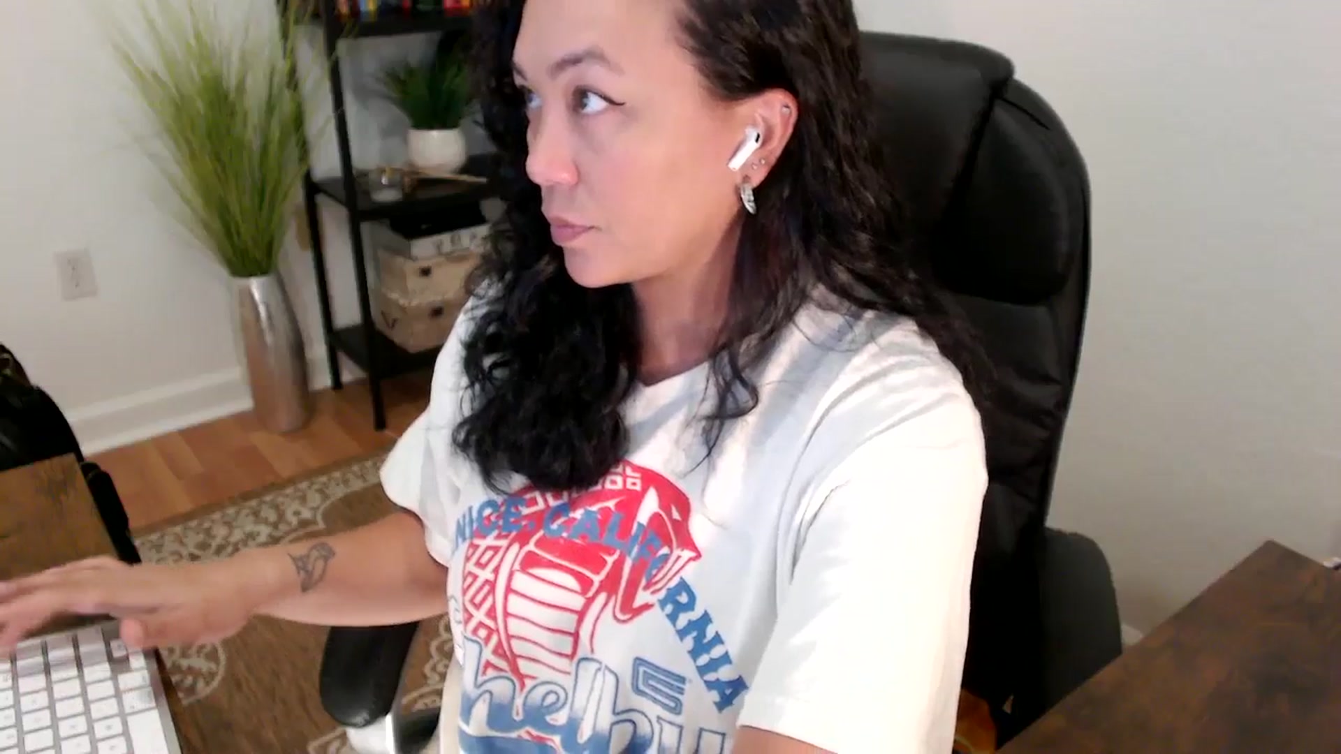Gallery image thumbnail from MickaylaStar's myfreecams stream on, 05/05/2025, 17:38 image 9 of 20