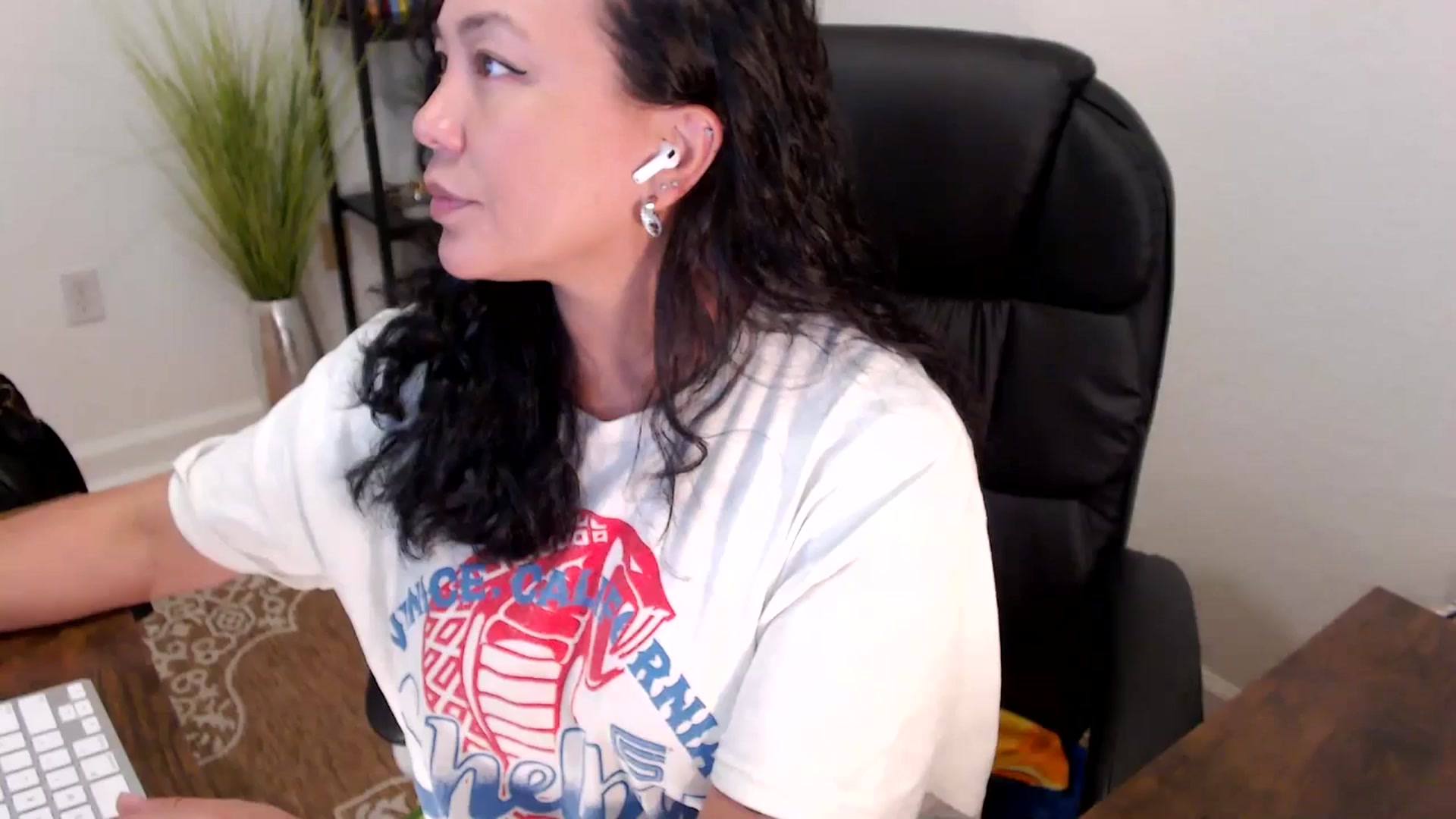 Gallery image thumbnail from MickaylaStar's myfreecams stream on, 05/05/2025, 17:38 image 13 of 20