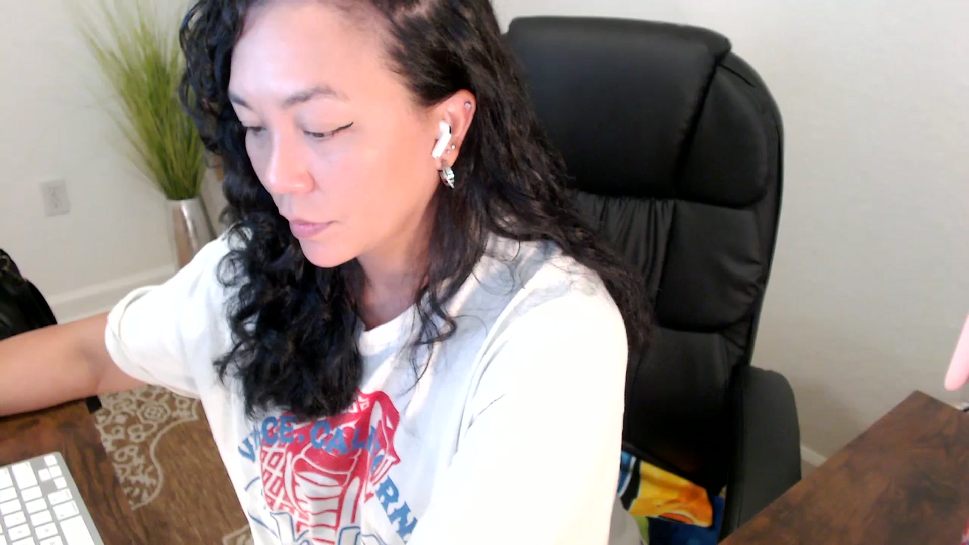 Gallery image thumbnail from MickaylaStar's myfreecams stream on, 05/05/2025, 17:38 image 15 of 20