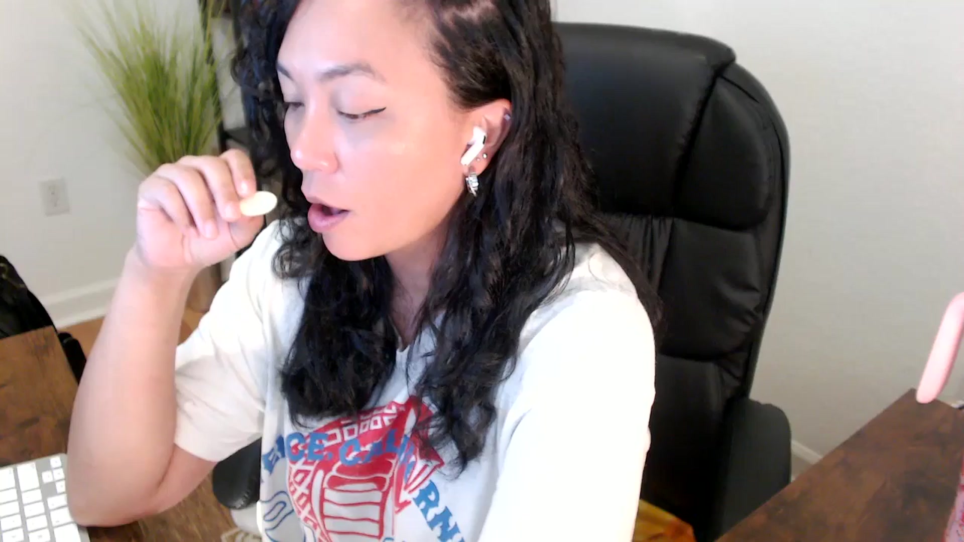 Gallery image thumbnail from MickaylaStar's myfreecams stream on, 05/05/2025, 18:25 image 19 of 20