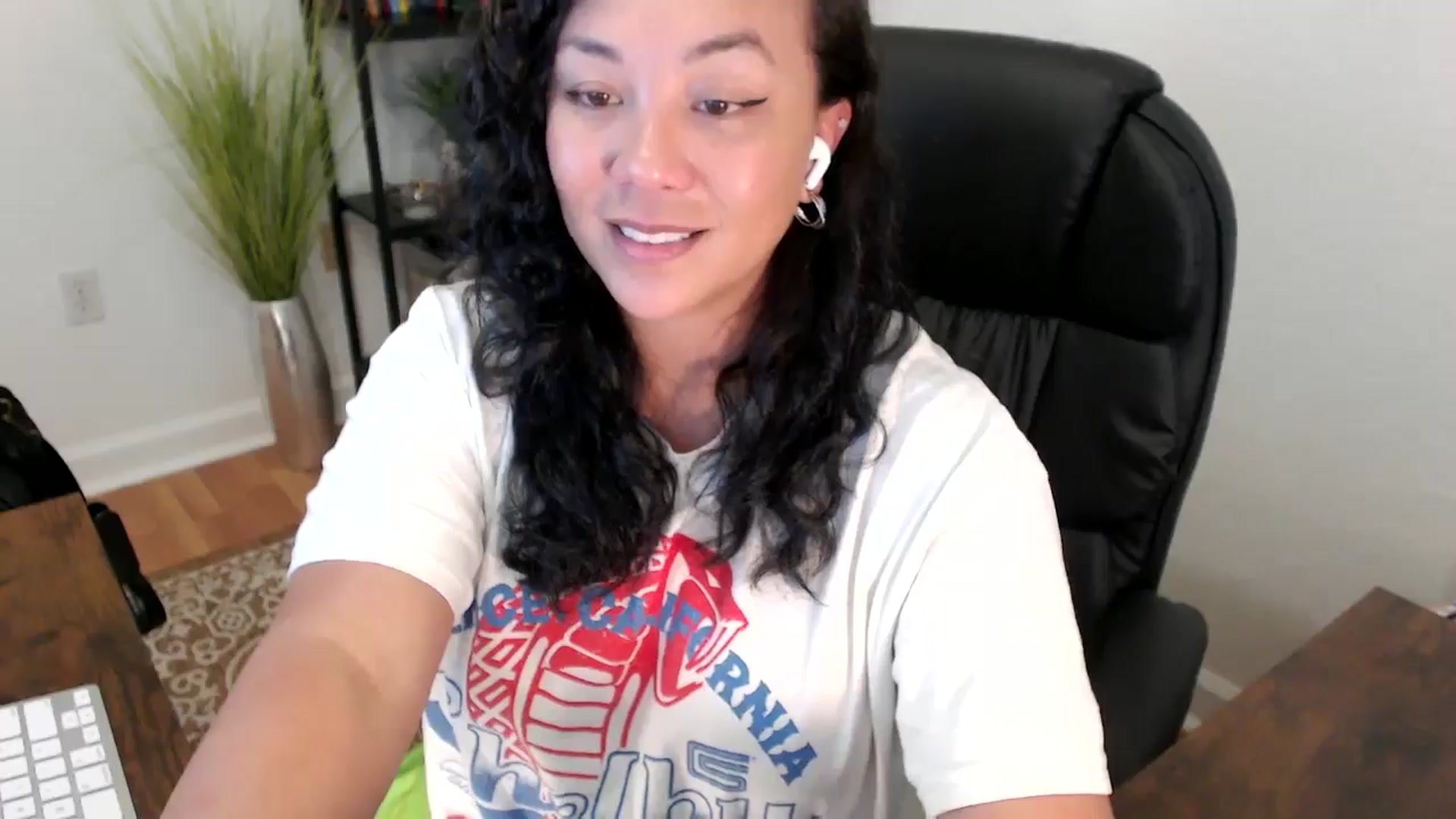 Gallery image thumbnail from MickaylaStar's myfreecams stream on, 05/05/2025, 19:31 image 9 of 20