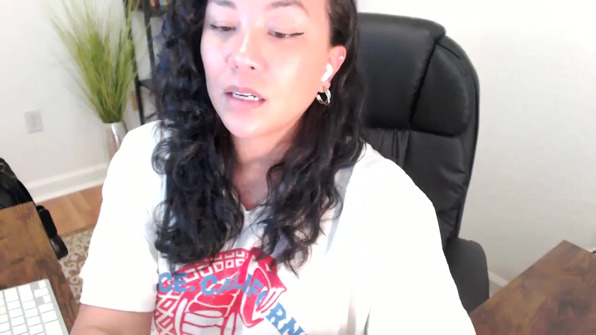 Gallery image thumbnail from MickaylaStar's myfreecams stream on, 05/05/2025, 19:31 image 11 of 20