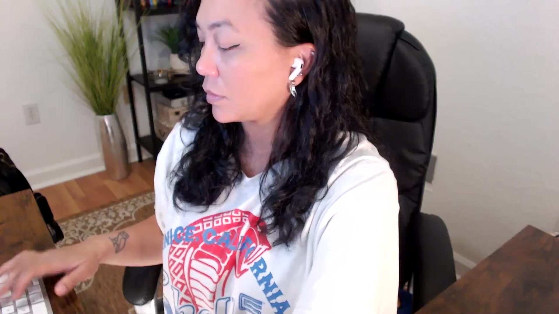 Gallery image thumbnail from MickaylaStar's myfreecams stream on, 05/05/2025, 19:31 image 3 of 20
