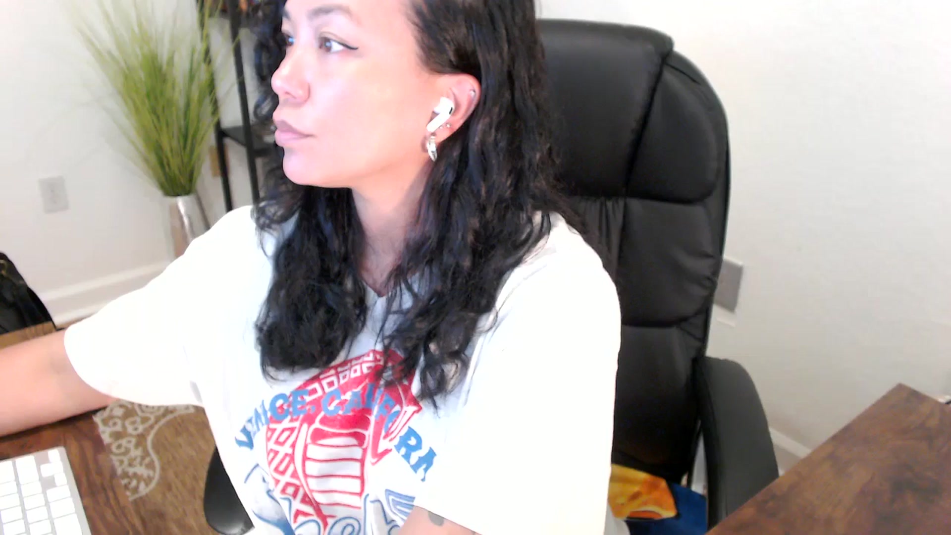 Gallery image thumbnail from MickaylaStar's myfreecams stream on, 05/05/2025, 19:31 image 1 of 20