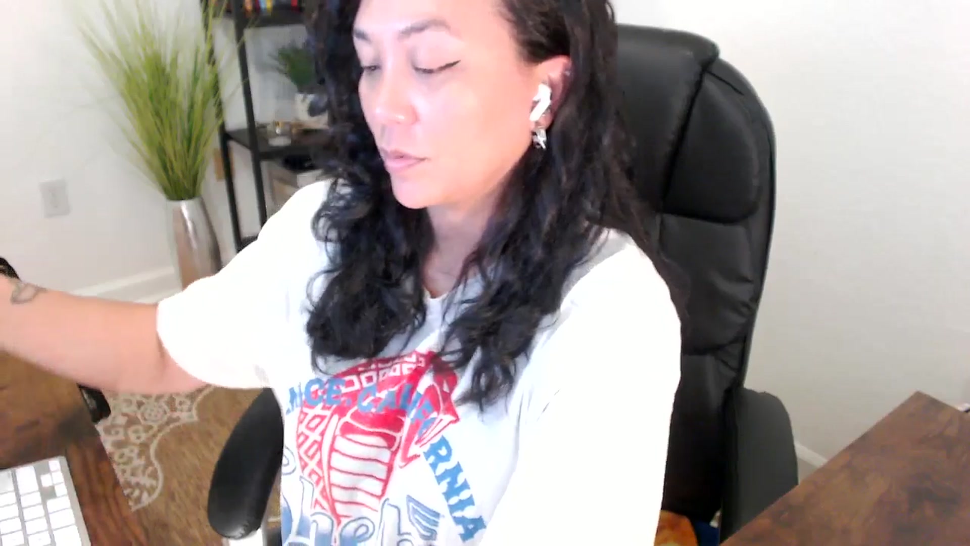 Gallery image thumbnail from MickaylaStar's myfreecams stream on, 05/05/2025, 19:31 image 5 of 20