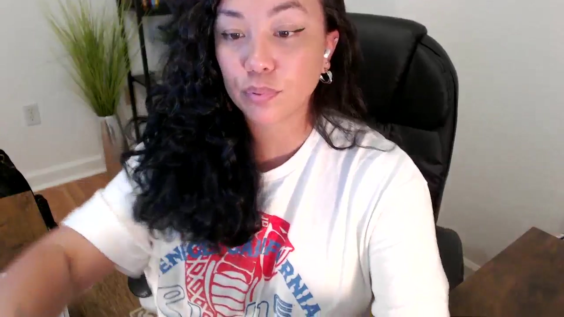 Gallery image thumbnail from MickaylaStar's myfreecams stream on, 05/05/2025, 19:46 image 19 of 20