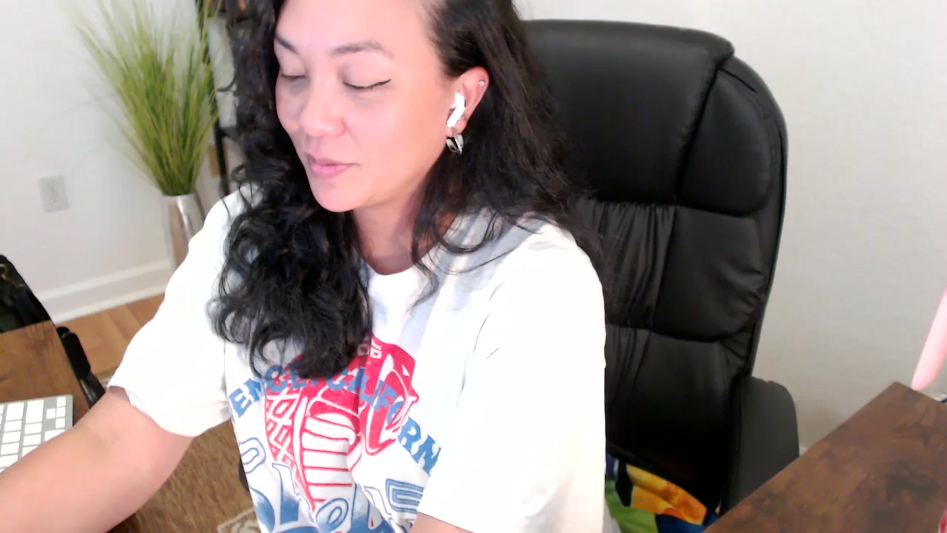 Gallery image thumbnail from MickaylaStar's myfreecams stream on, 05/05/2025, 21:49 image 8 of 20