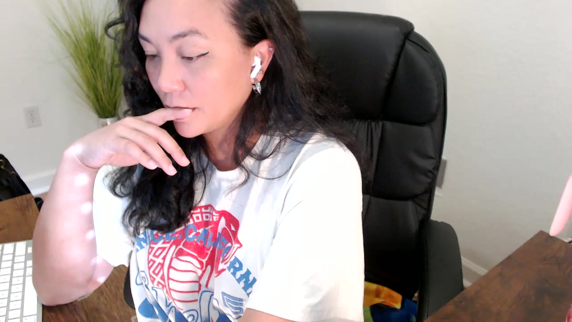 Gallery image thumbnail from MickaylaStar's myfreecams stream on, 05/05/2025, 21:49 image 13 of 20