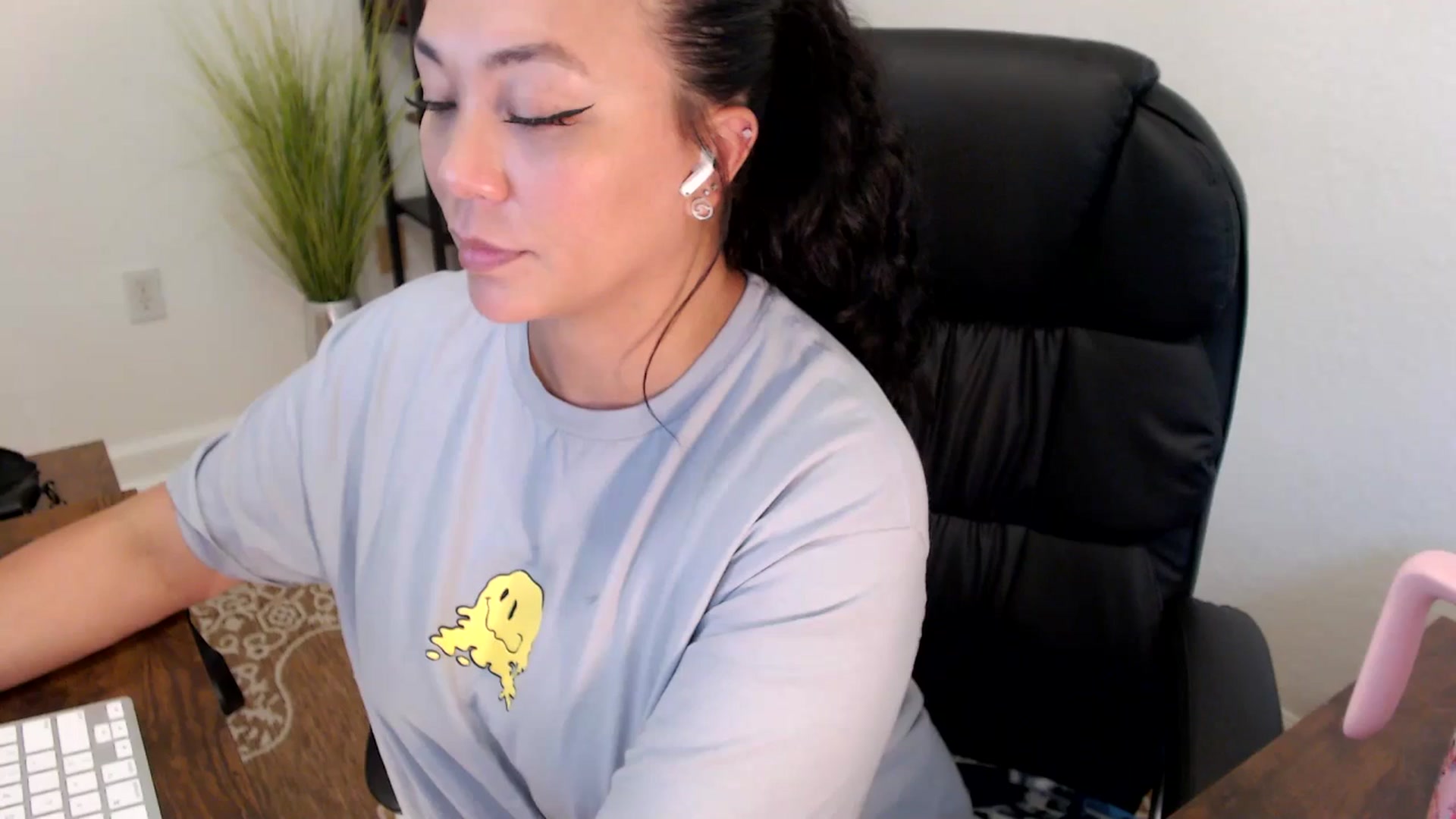 Gallery image thumbnail from MickaylaStar's myfreecams stream on, 05/06/2025, 19:23 image 19 of 20