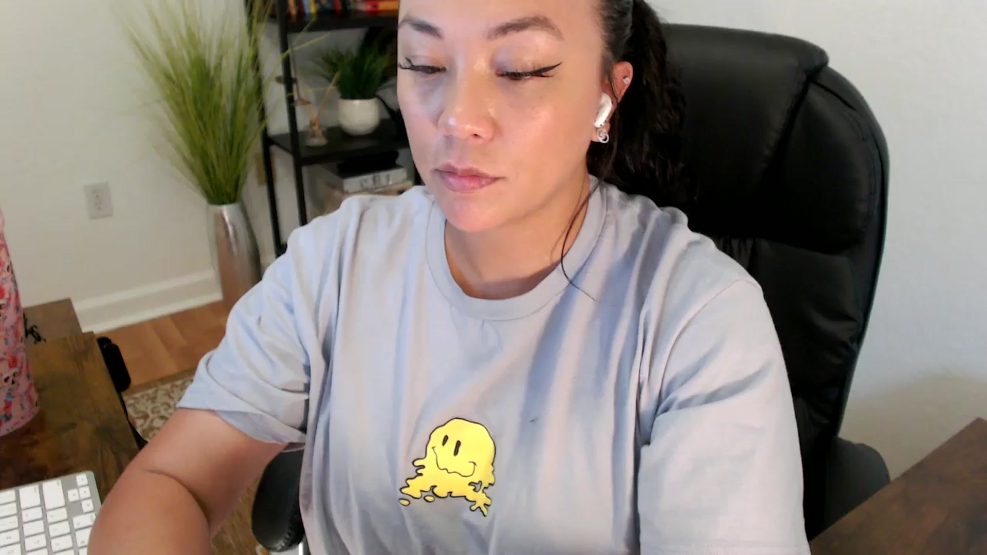 Gallery image thumbnail from MickaylaStar's myfreecams stream on, 05/06/2025, 19:23 image 15 of 20