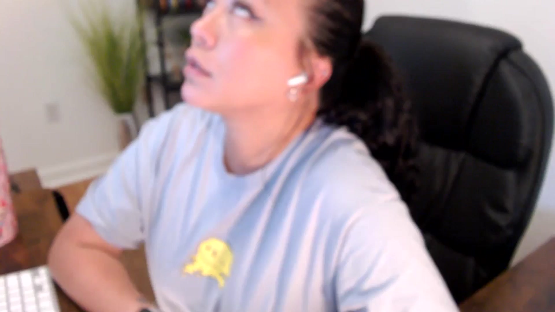 Gallery image thumbnail from MickaylaStar's myfreecams stream on, 05/06/2025, 19:23 image 16 of 20