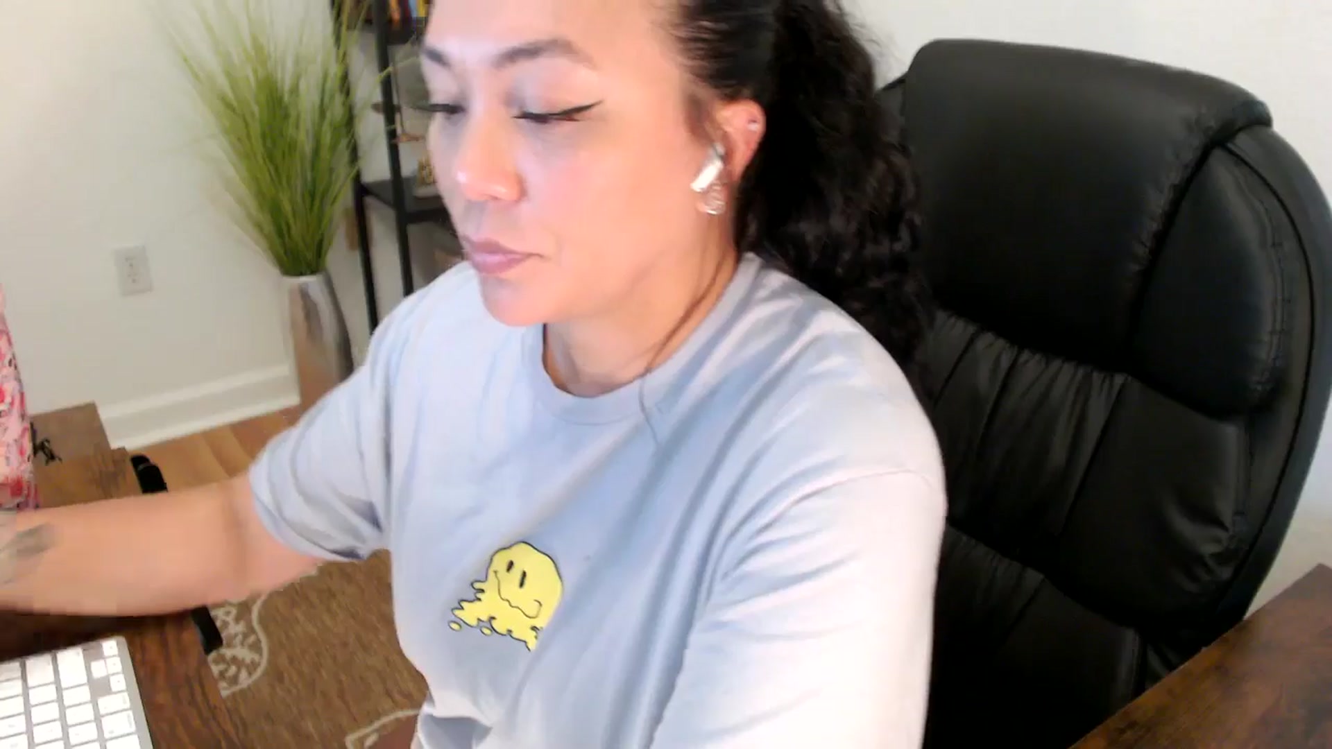 Gallery image thumbnail from MickaylaStar's myfreecams stream on, 05/06/2025, 19:23 image 14 of 20