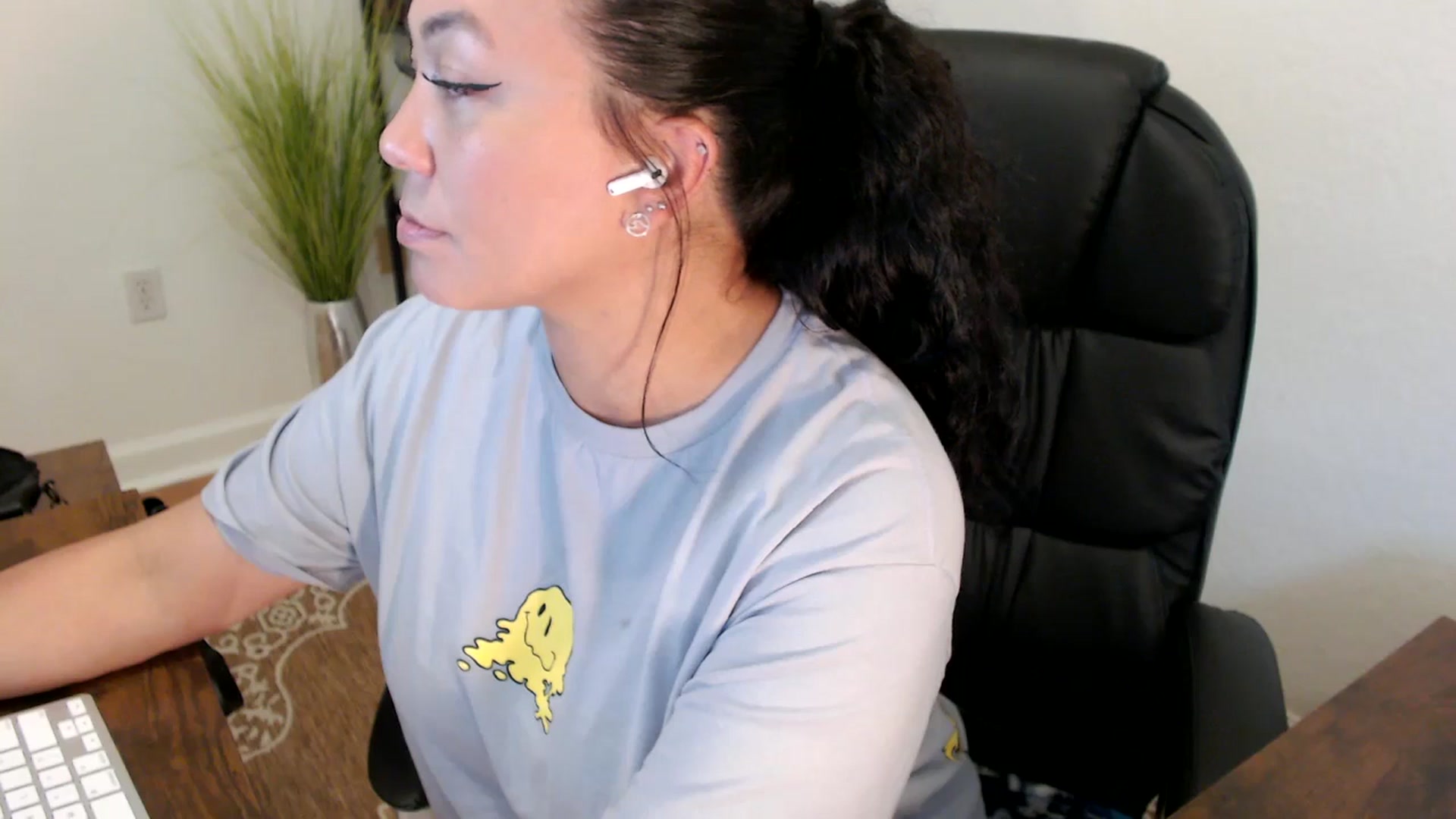 Gallery image thumbnail from MickaylaStar's myfreecams stream on, 05/06/2025, 19:23 image 4 of 20