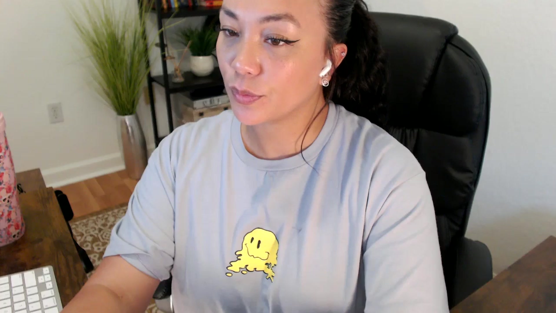Gallery image thumbnail from MickaylaStar's myfreecams stream on, 05/06/2025, 19:23 image 17 of 20