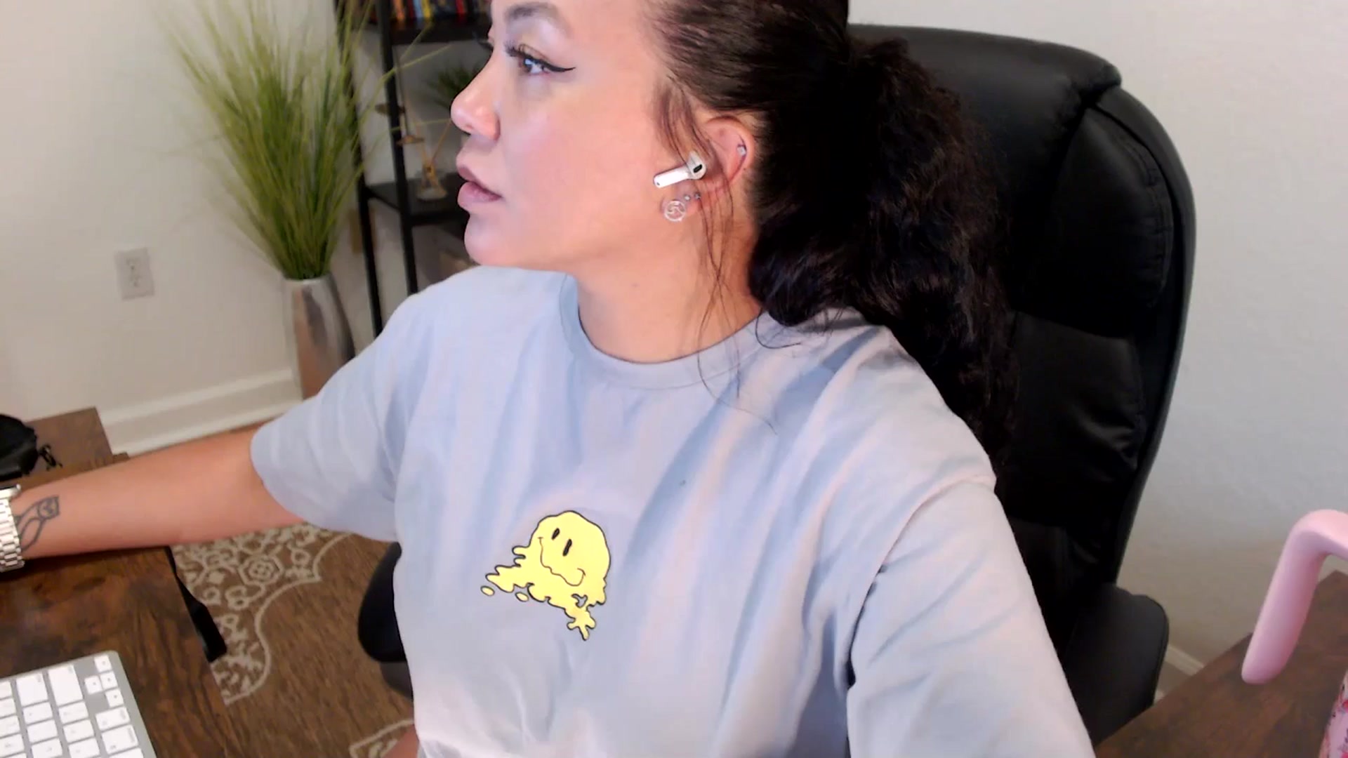 Gallery image thumbnail from MickaylaStar's myfreecams stream on, 05/06/2025, 20:17 image 1 of 20