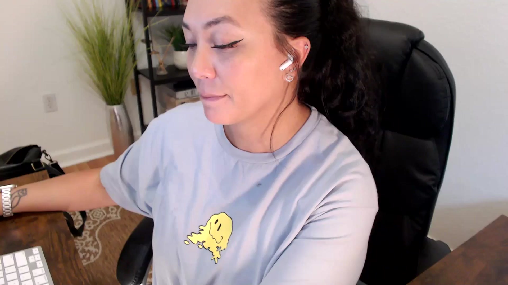 Gallery image thumbnail from MickaylaStar's myfreecams stream on, 05/06/2025, 20:41 image 14 of 20