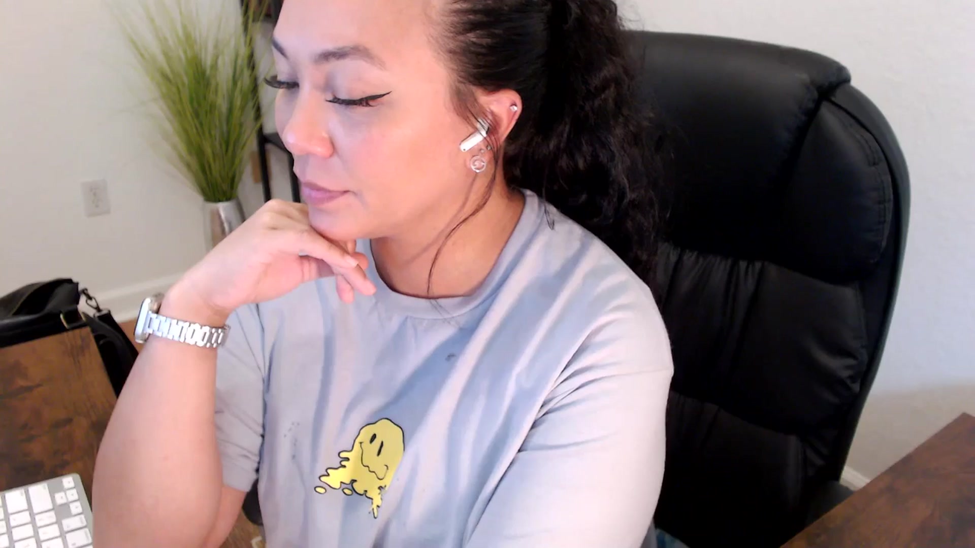 Gallery image thumbnail from MickaylaStar's myfreecams stream on, 05/06/2025, 20:41 image 10 of 20